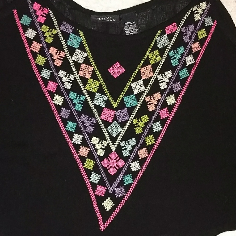 Patterned top - Picture 2 of 3